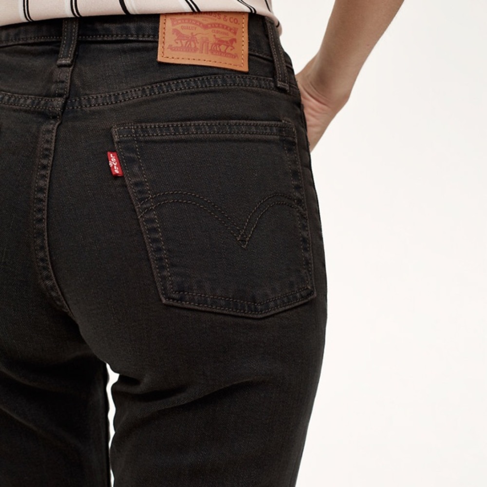 Levi’s Wedgie Icon Fit Cropped Black Jeans Aritzia
